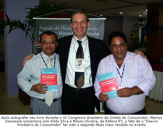 Foto: Ap�s autografar seu livro durante o XI Congresso Brasileiro de Direito do Consumidor, Marcos Dessaune comemora com Rildo Silva e Milson Oliveira, da Editora RT, o fato de o 